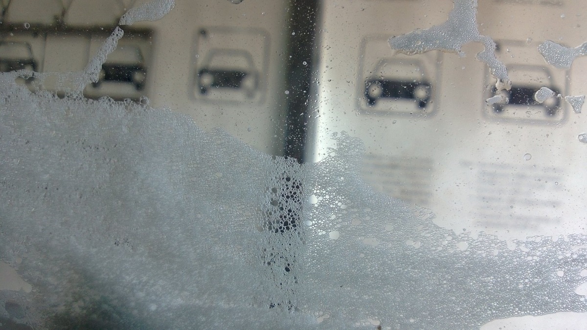 hondenlucht uit auto krijgen